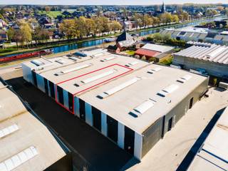 Gelegen langs het kanaal Dessel-Schoten. <br />Mogelijkheid te combineren met Unit 10 +13 +12 met in totaal 1,125m² opslagruimte en 210m² kantoorruimte. Voorwaarden op kantoor. <br />Automatische inrijpoort 4.50m hoogte x 4.00m breedte. Plafondhoogte : 7.00m voor unit 8 en 10, 8.00m voor unit 12+13 <br />Units 8 + 10 hebben een breedte binnen van 12.36m en een diepte binnen van 29.825m <br />Unit 13 heeft gelijkvloers een oppervlakte van 12,33m x 17,02m waarvan de helft gelijkvloers als kantoor ingericht + hetzelfde volume op het verdiep met keukenblok en kantoorruimte.<br />Unit 12 heeft een binnenafmeting van 12,33m x 12,66m<br />Bijzonderheden: <br />- Brandmuren tussen de loodsen voorzien <br />- Rookluiken aanwezig <br />- Lichtstraat centraal in de daken <br />- 2 parkeerplaatsen inbegrepen - Extra parkeerplaatsen bij te kopen indien gewenst <br />- Unit 13 heeft een regenwaterput en 2 inrijpoorten + 2 deuren. <br />- Vaste kosten : 160€/maand<br />- Verkoop onder registratiebelasting.