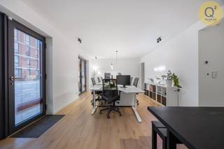 
Een perfecte plek voor uw onderneming waar visibiliteit, modern comfort en duurzaamheid samenkomen. Dit instapklare gelijkvloers pand uit 2021 is strategisch gelegen aan de belangrijkste straat van Sint-Antonius, waardoor u geniet van maximale passage en een uitstekende commerciële uitstraling. Met een royale oppervlakte van 99 m² biedt dit jonge pand een zee aan licht. Bij binnenkomst wordt u verwelkomd in een grote, open ruimte voorzien van een moderne keuken. Daarnaast beschikt het pand over twee zeer ruime, aparte bureaus/plaatsen die volledige privacy bieden voor discreet overleg of geconcentreerd werk.

Het pand is niet alleen esthetisch aantrekkelijk, maar ook technisch klaar voor de toekomst met een indrukwekkend EPC van slechts 52 kWh/m². Dankzij de combinatie van een warmtepomp, vloerverwarming en zonnepanelen werkt u hier in een optimaal klimaat met minimale energiekosten. Voor extra praktisch gemak is er op de ondergrondse verdieping een private overdekte parkeerplaats en een zeer grote berging voorzien, deze zijn verplicht mee aan te kopen aan 25.000€.
 
Door de centrale ligging en de kwalitatieve afwerking is dit pand de ideale uitvalsbasis voor een breed scala aan activiteiten. Het leent zich uitstekend voor vrije beroepen zoals advocaten of boekhouders, maar is eveneens perfect geschikt als medische praktijkruimte, kinesitherapiestudio of als stijlvol kantoor voor vastgoed of verzekeringen. Zelfs een high-end boetiek of showroom komt hier volledig tot zijn recht. Kortom, een unieke kans om uw zaak te vestigen in een modern en energiezuinig vastgoedpareltje op de meest gegeerde locatie van Zoersel.
 
Bijzonderheden:
•	Bouwjaar: 2021
•	Oppervlakte: 99 m²
•	Energiezuinigheid: EPC-label A 
•	Energiezuinige warmtepomp met vloerverwarming
•	Energie: Eigen zonnepanelen 
•	Water: Systeem voor waterrecuperatie aanwezig
•	alarminstallatie
•	Parkeren en opslag in de ondergrondse verdieping
•	Status: Volledig instapklaar en hoogwaardig afgewerkt
