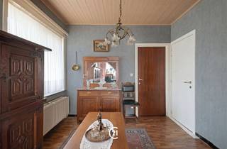 RENDEMENT VAN 4% MOGELIJK. Bod vanaf €480.000Welkom in dit opbrengst eigendom in centrum Merchtem! Ideaal gelegen op wandelafstand van winkels, scholen en openbaar vervoer. Een combinatie van stedelijk gemak en aangename woonomgeving. Dit ruime woonpand bestaat uit 3 erkende wooneenheden. Elk appartement heeft zijn eigen keuken, badkamer, en individuele tellers voor water, gas en elektriciteit. De gesloten garage behoort tot het appartement op de eerste verdieping, maar er is voldoende parkeerplaats voor het gebouw. Ben je op zoek naar een goede investering? Dan ben je hier aan het juiste adres. Aarzel niet, en plan vandaag nog een bezoek.