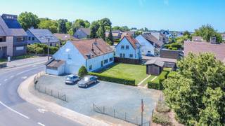 Een te moderniseren, residentieel gelegen gelijkvloersvilla met heden oa. 2 slaapkamers, een zeer ruime in te richten zolderverdieping (125m²), grote oprit/parking, garage en tuin op een perceel van 8a 13ca.<br /> <br />Op het gelijkvloers: inkomhal, living - eetplaats (50.00m²), keuken (22.00m²), <br />2 slaapkamers (18.00 / 17.00m²), nachthal, badkamer (douche, wastafel), toilet;<br />Zolderverdieping: riante in te richten dakverdieping van (125.00m²); <br />Verder: parking/oprit, garage, ruime vrijstaande garage, terras en tuin.<br /><br />Buitenschrijnwerk alu dubbele beglazing - Centrale verwarming op aardgas<br />EPC: 582 kWh/m² - UC: 3914106<br />Perceeloppervlakte: 8a 13ca - K.I.: 1.145 EUR<br />Vrij bij akte.<br /><br />Stedenbouwkundige inlichtingen aangevraagd.