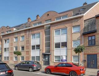 <p><strong>Volledig opgefrist 1 slaapkamer appartement in hartje Hasselt</strong><br /><br />In het bruisende hart van Hasselt vind je dit appartement van 42m², perfect voor wie op zoek is naar comfortabel en zorgeloos wonen in het centrum. Het appartement beschikt over een aparte slaapkamer, wat zorgt voor een duidelijke scheiding tussen woon- en slaapgedeelte.<br /><br />De leefruimte sluit naadloos aan op een moderne keuken die uitgerust is met alle hedendaags comfort. De badkamer werd eveneens vernieuwd en biedt een verzorgde afwerking met inloopdouche, lavabo en toilet.<br /><br />De volledige opfrissing werd uitgevoerd met aandacht voor detail en energiezuinigheid. Dat vertaalt zich in een gunstig EPC-label B en een conforme elektrische installatie.<br /><br /><br /><strong>Troeven op een rij:</strong><br /><br />Aparte slaapkamer<br /><br />Centrumlocatie in Hasselt<br /><br />EPC B<br /><br />Conforme elektrische installatie<br /><br />Mis deze kans niet om te wonen of te investeren in een kwalitatief appartement op een toplocatie. Maak snel jouw afspraak via 0485 75 77 06 of toon.grooten@living-stone.be</p>