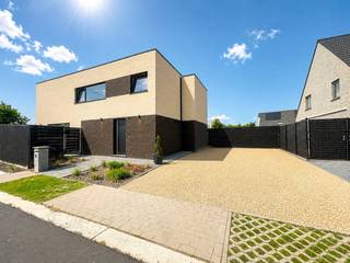 <strong>Luxe villa met 4 slaapkamers te koop in Menen</strong><br /><br />Ontdek deze prachtige, luxueuze villa gelegen in een rustige en gegeerde woonwijk. Deze stijlvolle woning combineert ruimte, comfort en hoogwaardige afwerking, ideaal voor gezinnen die opzoek zijn naar een exclusieve woonomgeving.<br /><br /><strong>Indeling:</strong><br />gelijkvloers: inkomhal, wc, ruime open keuken, leefruimte, bureau<br />1ste verdiep: master bedroom met dressing en ensuite badkamer, 2de &amp;amp; 3de slaapkamers, 4de slaapkamers met dressing, badkamer, wc en berging<br /><br /><strong>troeven:</strong>
<ul><li>luxueuze afwerking</li><li>rustige woonwijk</li><li>volledig afgewerkt</li><li>aangelegde tuin</li><li>4 slaapkamers</li></ul>