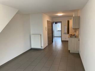 Dit appartement is gelegen in een rustige en doodlopende straat in het centrum van Geel en op wandelafstand van de markt.<br /><br />Via de trap bereiken we de eerste verdieping en betreden we de woning via de woonkamer met open keuken. De keuken is uitgerust met een koelkast, een oven en voldoende kastruimte voor het opbergen van uw keukengerief.<br /><br />Verder hebben we een badkamer met een toilet, een lavabo met spiegel en een douche. De slaapkamer is bovendien voorzien van rolgordijnen.<br /><br />Het terras is gelegen aan de achterzijde en geniet van veel zon en rust.<br /><br />Een autostaanplaats is inbegrepen in de huurprijs.<br /><br />Geen gemeenschappelijke kosten en onmiddellijk beschikbaar.<br /><br />De troeven:<br /><br />- Terras<br />- Autostaanplaats<br />- Rustig gelegen<br />- Op wandelafstand van de markt<br /><br />Heb je interesse? Vraag uw bezoek aan via onze website https://www.immovl.be/te-huur/list en druk op de knop 'IK WENS EEN BEZOEK'.