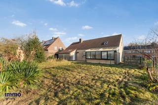 Deze centraal gelegen bungalow op een perceel van 833 m² in het centrum van Torhout is ideaal voor wie comfortabel en zorgeloos levenslang wil wonen. Bovendien biedt de woning volop mogelijkheden om volledig naar eigen smaak te worden gerenoveerd.

De woning heeft een praktische gelijkvloerse indeling en beschikt daarnaast over een ruime zolderverdieping die nog volledig kan worden ingericht. Op het gelijkvloers vinden we een inkomhal met gastentoilet, een lichtrijke leefruimte met aansluitend de keuken, een bijzonder ruime slaapkamer, een badkamer, een wasplaats en een inpandige garage.

Troeven:
* grote tuin met tuinberging
* station op 1 km
* Colruyt op 600m

De woning valt onder de renovatieverplichting opgelegd door de Vlaamse overheid.

Bent u op zoek naar een woning met tal van mogelijkheden? Neem dan snel contact op met Immo Hyboma — en wie weet wordt dit binnenkort uw nieuwe thuis!