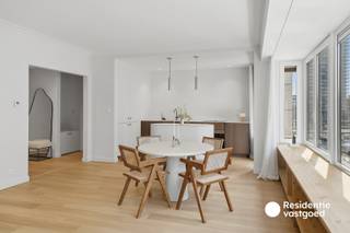 Ruim en volledig gerenoveerd appartement op de 3de verdieping van een kleinschalig gebouw met lift, met slechts één appartement per verdieping. Het appartement werd in 2025 volledig vernieuwd en afgewerkt met hoogwaardige materialen, maatwerk en oog voor detail.<br /><br />De indeling omvat een ruime inkomhal met apart toilet, een lichtrijke leefruimte met balkon, een volledig uitgeruste keuken, drie volwaardige slaapkamers, een stijlvolle badkamer en een tweede balkon met praktische berging.<br /><br />Gelegen op een absolute topligging, op enkele passen van de jachthaven, winkelstraat, supermarkten en het station. Een private kelderberging is inbegrepen.<br /><br />Dankzij de nieuwe ramen, vernieuwde leidingen en radiatoren, conforme elektriciteit en het gunstige EPC B is dit appartement volledig instapklaar. Het dak werd recent vernieuwd, er is een recente cv-ketel en het gebouw is asbestvrij. Verlichting is inbegrepen en de meubels kunnen eventueel worden overgenomen.<br /><br />Een ideale woonst of tweede verblijf voor wie comfort, kwaliteit en een centrale ligging aan zee wil combineren.<br /><br />Interesse? Contacteer ons voor een bezoek!