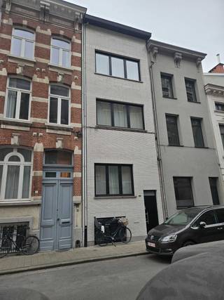 Wonen in het hart van Zurenborg? Dit is uw kans.<br />Dit volledig gerenoveerde herenhuis combineert karakter, ruimte en modern comfort op een toplocatie. Met hoge plafonds en overvloedig natuurlijk licht straalt elke ruimte pure klasse uit.<br />De woning beschikt over maar liefst vier volwaardige slaapkamers, twee stijlvolle badkamers en twee woonkamers. Perfect voor gezinnen of slimme co-housing. Dankzij de hoogwaardige renovatie en driedubbele beglazing geniet u bovendien van optimaal wooncomfort en energiezuinigheid.<br />Buiten de deur ligt het beste van Zurenborg aan uw voeten: gezellige koffiebars, een ambachtelijke bakker en de bruisende Dageraadplaats bevinden zich op wandelafstand.<br />Instapklaar, karaktervol en perfect gelegen — woningen zoals deze zijn zeldzaam.<br />Wacht niet te lang en plan vandaag nog uw bezoek.