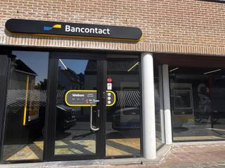 Dit handelspand, cashpunt, is gelegen in het centrum van Rumbeke.Een zorgeloze investering met mooi rendement!Extra troeven:. Centraal gelegen...