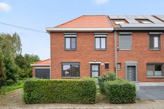 Gelegen op een zeer unieke locatie in het centrum van Kessel-Lo, kan je deze halfopen bebouwing op een prachtig perceel terugvinden. De locatie van deze woning is bijzonder omwille van de rustige en centrale ligging. Binnen de 10 minuten wandelen ben je zowel bij het station van Leuven als bij het Provinciaal Domein als bij Hal 5. De woning krijgt dan ook een Mobiscore van maar liefst 9,5. Ook de achterzijde van de woning is uniek omwille van de ruimte van het perceel, oriëntatie en privacy.<br /><br />In 2023 werd het dak vernieuwd en in 2024 de ramen. Ook de spouwmuren werden reeds geïsoleerd. Dit resulteert momenteel al in een mooie EPC score B. Dankzij deze ingrepen is het mogelijk om onder het dak de ruimtes snel om te vormen tot extra kamers. Kopers met renovatieplannen kunnen hier dus gefaseerd aan de slag gaan. <br /><br />Op de benedenverdieping sluiten momenteel de leefruimte als de keuken zeer fijn aan met het terras en de tuin. De woning heeft als extra toevoeging een kelderruimte, garage langs de zijkant en een ruime bergplaats in de tuin aan de rechterzijde van de scheidingsmuur. <br /><br />Voor wie dus op zoek is naar een gegeerde thuisplek in Kessel-Lo, is deze veelzijdige woning een unieke kans om volledig naar eigen "goesting" en visie om te vormen tot zijn of haar droomwoning. <br /><br />Heeft u interesse in een bezoek? Contacteer ons via het nummer 016 23 21 45.