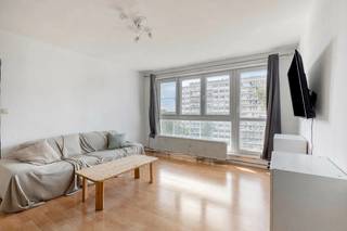 immo DAVID stelt voor: dit schitterende appartement van 72 m², gelegen op de 7e verdieping, dat uitblinkt in lichtinval, comfort en een onvergetelijk uitzicht op het park.<br /><br />Vanuit de ruime leefruimte van 24 m² met open keuken geniet je van een uniek en onbelemmerd uitzicht over het park.<br /><br />De twee slaapkamers van 12 m² en 8 m² garanderen rust en comfort. De moderne, ruime badkamer is uitgerust met een inloopdouche en eigentijds ingericht.<br /><br />Geniet volop van de zon op het gerenoveerde, zuidwestgerichte terras van 7 m², met een aangenaam uitzicht op het park.<br /><br />Het appartement beschikt over PVC-ramen met dubbele beglazing, een EPC-label B en conforme elektriciteit, waardoor het volledig instapklaar is en een goede energieprestatie biedt.<br /><br />Een ideale combinatie van licht, comfort, groen en een uitstekende ligging!<br /><br />Het appartement beschikt over PVC-ramen met dubbele beglazing, een uitstekende isolatie en is energiezuinig en volledig instapklaar.<br /><br />Ideaal gelegen nabij de Ring, het centrum van Brussel, het UZ Jette, scholen, openbaar vervoer, winkels, het Laarbeekbos en fietspaden.<br /><br />Een uitgelezen kans voor wie op zoek is naar licht, groen en comfort, zonder in te boeten op locatie!