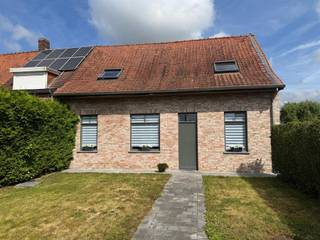 Charmante halfopen gezinswoning met tuin en veranda in rustige buurt van MoenDeze aangename halfopen woning bevindt zich in een doodlopende straat en...