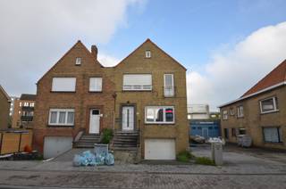 Deze veelzijdige opbrengsteigendom is uitstekend gelegen in een residentiële omgeving in het dorp te Zeebrugge, op wandelafstand van de jachthaven.<br />Dankzij de nabijheid van winkels, openbaar vervoer en belangrijke invalswegen geniet dit pand van een vlotte bereikbaarheid en een sterke verhuurbaarheid.<br />Het gebouw omvat 2 volledig vernieuwde appartementen en een ruimte dubbele garage.<br />Op het eerste verdiep is er een appartement met 2 slaapkamers, daarboven is er een duplexappartement met 4 slaapkamers.<br />Het gebouw is algemeen goed onderhouden, de appartementen werden vorig jaar vernieuwd met vloerverwarming, nieuwe keukens en badkamers, nieuwe bevloering en elektriciteit.<br />Indeling:<br />Eerste verdiep<br />Appartement 1 (58m²): ruime living, vernieuwde open keuken, vernieuwde badkamer (douche, lavabo), apart toilet en 2 slaapkamers. Kelderberging.<br />EPC: 245 kWh/m² – Nr: 20250204-0003521033-RES-1<br />Op het 2de verdiep:<br />Appartement 2 (123 m²): living, keuken, badkamer (douche, lavabo), apart toilet en 1 slaapkamer.<br />EPC: 165 kWh/m² – Nr: 20250129-0003517030-RES-1