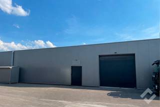 Zeer goed gelegen bedrijfsgebouw voor diverse doeleinden te huur. Deze bedrijvensite is gelegen in industriezone Berkenbossen te Mol, pal naast verbindingsweg N71 tussen Geel en Lommel. Het centrum van Mol ligt op ca. 10 min, oprit E313 in geel op ca. 20 min. <br /><br />Het gebouw is opgetrokken in staalconstructie en geïsoleerde panelen. Er is een bruikbare vloeroppervlakte van 1.000m2 met voorzieningen zoal automatische sectionaalpoort (hoogte 3,5m), gepolierde betonvloer, stroompunten (220V/380V), sprinklersysteem en voldoende LED-verlichting. Er is een vrije hoogte van ca. 4,5m onder dak (3,6m onder overspanning). De site zelf is voorzien van parkeerplaatsen, voldoende buitenverlichting en is tevens volledig omheind. <br /><br />huurprijs excl. BTW. beschikbaar mits inachtneming huurders, contacteer ons voor juiste beschikbaarheden. <br /><br />BIJZONDERHEDEN: <br />- Zeer goede ligging<br />- Bruikbare oppervlakte 1.000m2<br />- Gelegen op afgesloten site