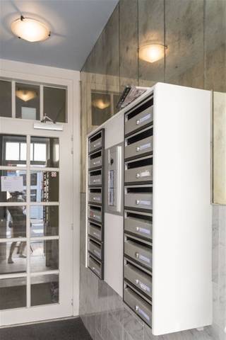 <p><span>Op te Frissen appartement in Blankenberge met 1 slaapkamer en 1 badkamer. Deze compacte woning biedt een bewoonbare oppervlakte van circa 35 m² en een grondoppervlakte van circa 125 m².</span></p><p><span> </span></p><p><span>De living is licht en aangenaam, met voldoende ruimte voor een zithoek en een eetgedeelte. De open keuken is praktisch ingedeeld en uitgerust met alle nodige apparatuur (oven, magnetron, kookplaat en koelkast), zodat koken eenvoudig en plezierig is. Grote ramen zorgen voor veel daglicht en een frisse sfeer.</span></p><p><span> </span></p><p><span>De slaapkamer is netjes ingericht en biedt comfortabele rust en bergruimte. De badkamer heeft een douche, wastafel en toilet en sluit naadloos aan bij de functionele indeling van de woning.</span></p><p><span> </span></p><p><span>Dankzij de centrale ligging in Blankenberge geniet je van een korte wandeling naar het strand, de boulevard en tal van winkels en horeca zaken. Openbaar vervoer is nabij, waardoor zowel het dagelijkse vervoer als een bezoek aan de nabijgelegen kustplaatsen uiterst eenvoudig is.</span></p><p><span> </span></p><p><span>Het App. is ideaal als tweede verblijf aan zee of rendabele investering dankzij de populaire kustlocatie. Wil je snel weten of dit jouw toekomstige thuis kan zijn? Neem dan snel contact op voor een bezichtiging.Bel 050/41.55.50</span></p>
