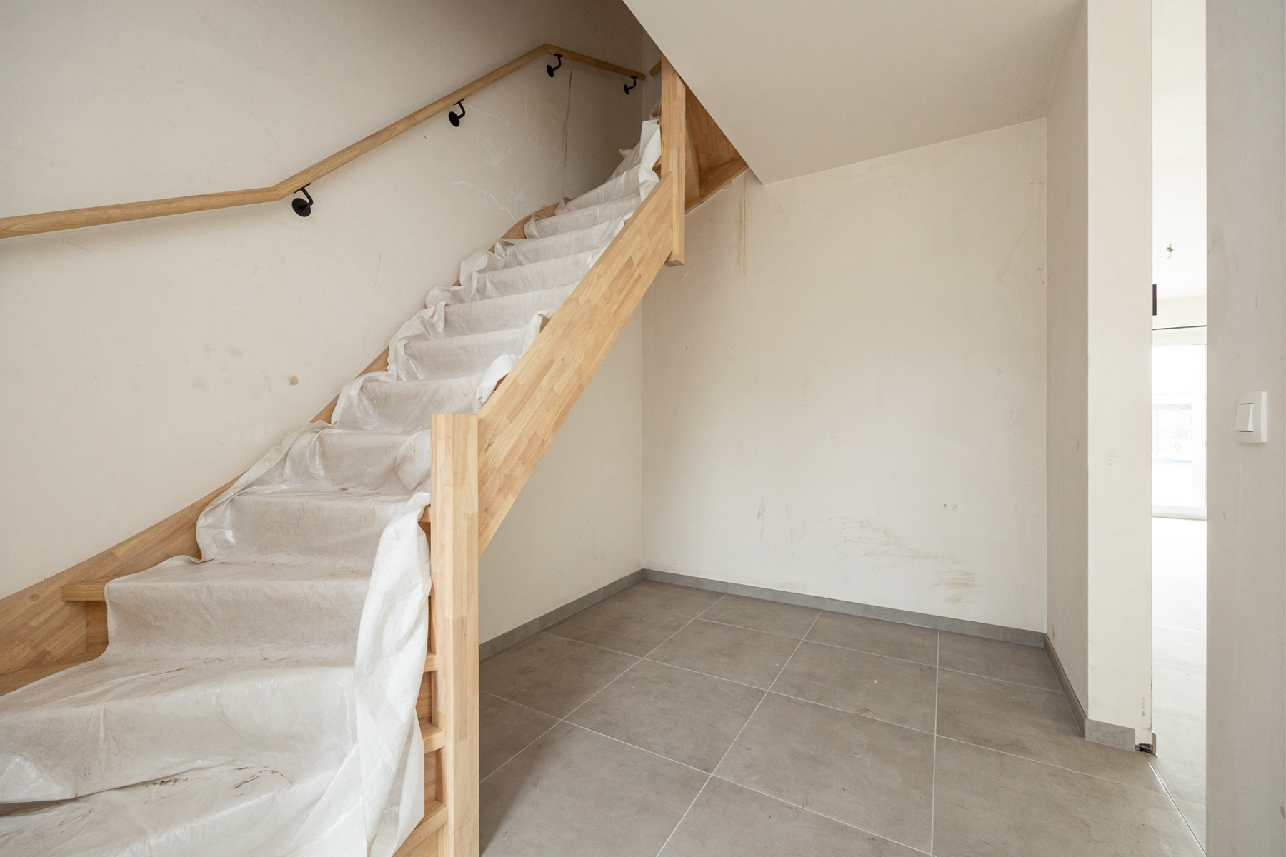 Woning met 4 slaapkamers en fietsenberging/carport op perceel van ca 327m² - foto 3