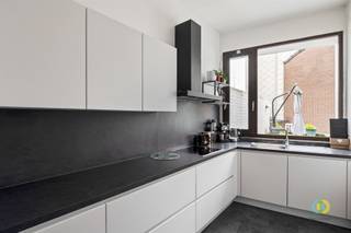 <p><span>Gelegen in het hart van Vilvoorde, op wandelafstand van het station en de Franklin Rooseveltlaan, biedt deze duplex uit de jaren ’70 een unieke combinatie van ruimte, comfort en karakter. Met een indrukwekkende bewoonbare oppervlakte van maar liefst 322 m² is dit een uitzonderlijk pand. Op de eerste verdieping vindt u het woongedeelte, bestaande uit een royale leefruimte van 58 m², een keuken, een bureau, een berging, een apart toilet en een zonnig terras. De tweede verdieping omvat vier slaapkamers, een toilet, twee badkamers en een extra berging. Naast de inkom bevindt zich een ruime garage met plaats voor twee wagens, terwijl het pand ook beschikt over een handige bergkelder van 66 m². De aanwezigheid van een lift (weliswaar onderhoud nodig) verhoogt het comfort en maakt het pand toegankelijk voor iedereen – een absolute troef in deze vastgoedcategorie. Deze duplex combineert praktische indeling met karaktervolle architectuur en biedt een uitzonderlijke leefruimte in een zeer centrale locatie.</span></p><p><span><br /><br /></span></p><p><span> </span></p>