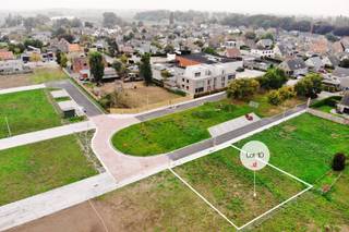 Danneels ontwikkelt het binnengebied tussen de Lijnzaadstraat, de Boterbloemstraat, de Madeliefjesstraat en de Brugsebaan in Gistel tot een een nieuwe familievriendelijke woonbuurt.<br /><br />In een eerste verkoopfase bieden wij hier 11 nieuwe bouwgronden te koop aan bestemd voor open bebouwing.<br /><br /> De perceelgrootte varieert van 424 m² tot 578 m² en alle bouwgronden worden te koop aangeboden zonder bouwverplichting. Je kan dus vrij kiezen wanneer én met welke bouwpartner(s) je samenwerkt. <br /><br />De stad Gistel is goed gelegen ten opzichte van de Kust en de provinciehoofdstad Brugge en is een ideale woonlocatie voor wie op zoek is naar een rustige maar goed bereikbare woonomgeving.<br /><br />In deze familievriendelijke woonwijk is geen doorgaand verkeer en in de centrale groenzone met speelzones kunnen de kleinste buurtbewoners zich helemaal uitleven. <br /><br />Hier woon jij rustig maar toch in het centrum, dicht bij alle voorzieningen. Er is een vlotte aansluiting met de N367 Brugge-Nieuwpoort en de E40.