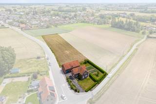 Unieke eigendom met woning en multifunctioneel bijgebouw op 3.635 m² in het landelijke Koolskamp (Ardooie)Deze eigendom wordt aangeboden via Pre-sale. De vermelde prijs is een instelprijs. Wil je een afspraak vastleggen of wens je meer info omtrent deze koopmethode, neem dan contact op met de dossierverantwoordelijke Mathias Lauwyck (+32 472 18 39 90) - mathias.lauwyck@dewaele.com!In een prachtig landelijk kader, omringd door groen en genietend van weidse vergezichten, bevindt zich deze uitzonderlijke eigendom op een perceel van maar liefst 3.635 m². Hier woont u in alle rust, midden in het groen, zonder in te boeten aan bereikbaarheid dankzij de vlotte verbinding naar de dorpskern en belangrijke invalswegen.Deze eigendom biedt een zeldzame kans voor wie op zoek is naar ruimte, vrijheid en toekomstmogelijkheden. De aanwezige woning beschikt over een bewoonbare oppervlakte van 171 m² (volgens EPC) en kan naar eigen inzicht worden gerenoveerd of plaatsmaken voor een hedendaags nieuwbouwproject dat volledig aansluit bij uw woonwensen.Naast de woning bevindt zich een indrukwekkend multifunctioneel bijgebouw van circa 221 m², verdeeld over twee verdiepingen. Deze ruime accommodatie biedt tal van mogelijkheden voor zelfstandige activiteiten, opslag, een atelier, hobbyruimte of een combinatie van wonen en werken. Dergelijke volumes zijn vandaag bijzonder gegeerd en vormen een belangrijke meerwaarde voor deze eigendom.Wat deze aanbieding echt onderscheidt, is de unieke combinatie van een royaal perceel, een uitzonderlijk rustige ligging met blijvende vergezichten, uitstekende bereikbaarheid en een omvangrijk bijgebouw met uiteenlopende gebruiksmogelijkheden. Eigendommen die al deze troeven verenigen, zijn uiterst zeldzaam op de vastgoedmarkt.Wenst u meer info of een bezoek? Neem dan snel contact op met Mathias via 0472 18 39 90 of mathias.lauwyck@dewaele.com!Dit pand is onderworpen aan de renovatieverplichting van de Vlaamse overheid voor residentiële gebouwen (behoudens bij sloop binnen 5 jaar na de aankoop). Consulteer voor meer informatie de website van het Vlaams Energie- en Klimaatagentschap via https://www.vlaanderen.be/een-woning-kopen/renovatieverplichting-voor-residentiele-gebouwenBestuursmaatregelen in het maatregelenregister: nee