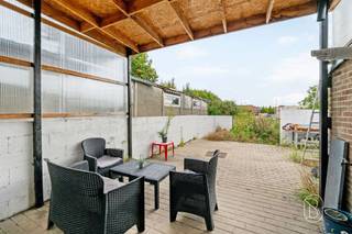 Ontdek deze op te frissen, rustig gelegen woning met aangename zuidgerichte tuin én zonnepanelenDeze woning is rustig gelegen, teruggetrokken van de straat, en biedt een praktische indeling en en een aangename zuidgerichte tuin.IndelingOp het gelijkvloers bevindt zich de inkomhal, een praktische berging/bureauruimte, een ruime en lichtrijke leefruimte met open, volledig geïnstalleerde keuken, een apart toilet en de badkamer.De eerste verdieping beschikt over twee ruime slaapkamers, waarvan één slaapkamer uit twee delen bestaat en daardoor verschillende indelingsmogelijkheden biedt. Buiten geniet u vooraan van een ruime oprit met plaats voor één à twee wagens. Achteraan bevindt zich een aangenaam terras met aansluitend de zuidgerichte tuin, waar u volop van de zon en de rustige omgeving kunt genieten.De troeven?-Rustige ligging, teruggetrokken van de straat-Eigen oprit met parkeergelegenheid voor 1 à 2 wagens- Aangename zuidgerichte tuin met terras- 10 zonnepanelen!- Goedgekeurde elektrische installatie- Centrale verwarming op aardgas met condensatieketel- gedeeltelijk vernieuwde platte daken- regenwaterput van 5000 liter Interesse en wilt u graag een bezoek inplannen? contacteer ons via: emmy@immobeguin