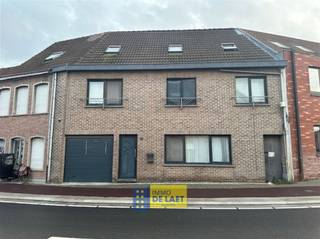 Centraal gelegen, ruime woning (216m² woonopp.) met 4 slaapkamers, mooi terras en tuin met zij-ingang  De woning is ideaal gelegen dichtbij...