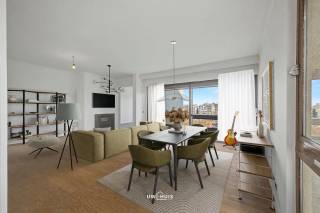 Dit aangename appartement met drie slaapkamers bevindt zich op de vierde verdieping van een gebouw op een uitzonderlijk centrale ligging, vlak aan...