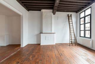 Dit eigenzinnig kantoor op de Stadswaag combineert historisch karakter met modern comfort. De ruimte maakt deel uit van een historisch pand dat een totaalrenovatie onderging. Bewaarde elementen geven het kantoor net dat ietsje meer. <br /><br />Het kantoor is +/- 77,5m² groot en bevat open ruimtes, sanitair en een kitchenette. Een groot pluspunt is het gemeenschappelijke terras (+/- 6m²): een prettige plek om even te ontspannen, informeel te overleggen of samen te lunchen in de buitenlucht. <br /><br />Meer info of een bezoek? Neem dan snel contact op!