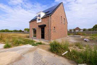 <strong>Lanceringsactie geldig tot 12 oktober! Gratis laminaat op slaapkamers en nachthal<br /><br />Ontdek Dokter Jozef Draulansstraat in Westerlo. Een kleinschalig nieuwbouwproject bestaandende uit 3 open bebouwingen in een nieuwe kindvriendelijke, doodlopende straat in de stille Kempen.</strong><br /><br />De woningen worden gerealiseerd door RDK, een familiebedrijf dat zich sinds 1971 focust op het bouwen van kwalitatieve, energiezuinige maar vooral betaalbare woningen die volledig voldoen aan de hedendaagse norm. Zo wordt er steeds gestreefd naar bijna-energieneutrale (BEN) woningen met een E-peil van max. 10.<br /><br /><strong>Kindvriendelijke, rustige omgeving in Heultje<br /><br /></strong>De Dokter Jozef Draulansstraat betreft een nieuwe, rustige en doodlopende straat in het hart van Heultje. Een dorp met een zeer centrale ligging tussen Westerlo, Wiekevorst, Hulshout en Morkhoven. Scholen, winkels, horeca en openbaar vervoer bevinden zich allen op korte afstand. De combinatie van rust en bovenstaande voorzieningen maken dit een perfecte uitvalsbasis voor jonge gezinnen die op zoek zijn naar een goede balans tussen comfort, levenskwaliteit en betaalbaarheid.<br /><br /><strong>Hedendaags comfort<br /></strong><br />De woningen worden gebouwd op mooie en onderhoudsvriendelijke percelen van 350 m². Een carport met aansluitende tuinberging zijn steeds inbegrepen. Ideaal voor wie graag buiten vertoeft.<br /><br />Elke woning is voorzien van drie slaapkamers en een uitgeruste badkamer met zowel inloopdouche, bad, dubbel lavabomeubel en toilet. Deze bevinden zich allen op de eerste verdieping.<br />De volledig ingerichte keuken en leefruimte vormen een aangenaam en open geheel en maken een mooie connectie met de tuin en bijhorend terras. Er wordt steevast gewerkt met een lucht-water warmtepomp met warmteafgifte door vloerverwarming. Ook zonnepanelen kunnen vandaag de dag niet ontbreken.<br /><br /><strong>Energiezuinig<br /><br /></strong>Een E-peil van maximaal 10 wordt steeds vooropgesteld. Dit wordt gerealiseerd door het gebruik van een lucht-water warmtepomp in combinatie met zonnepanelen alsook een ventilatiesysteem. Dit resulteert in een hoog wooncomfort en een lage energiefactuur.<br /><br />Voor het bekomen van de plannen, lastenboek of meer informatie mag u steeds contact opnemen met <strong>secretariaat@degroot-celen.be</strong> of via <strong>014/95 37 50.</strong>