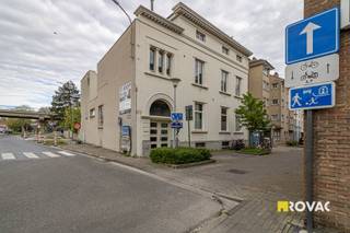 Centraal gelegen kantoorruimte (63 m² - volgens EPC) bestaande uit kantoorruimte met kitchenette, berging, vergaderzaal, badkamer met toilet, lavabomeubel en douche. Mogelijkheid tot het aankopen van een garage achteraan het gebouw (+ € 15.000). <br /> Verwarming : CV op aardgas. REF.: 9036.