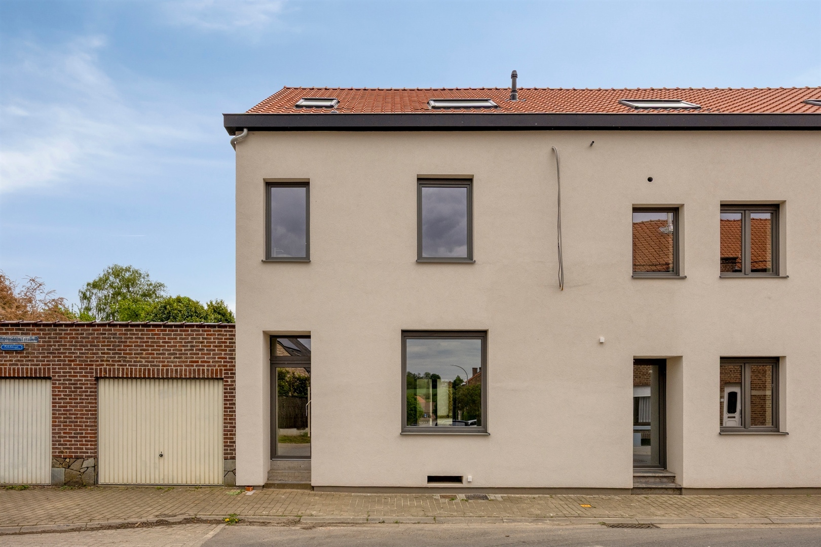 Gerenoveerde woning met 4 slpks en polyvalente ruimte. - foto 1