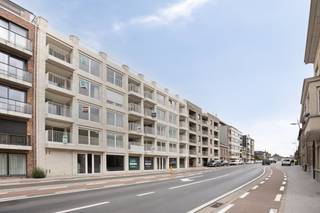 Casco kantoorruimte van ca. 155 m² te koop in Residentie Vonk te Ieper. Ook mogelijkheid om naastgelegen kantoor van ca. 235 m² aan te...