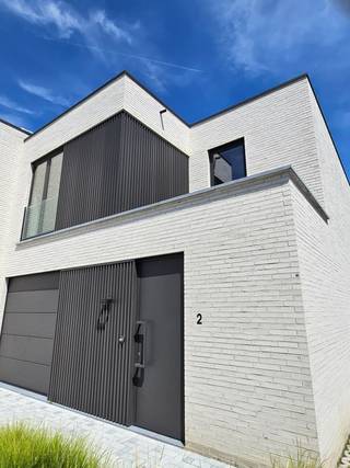 https://www.eribo.be/te-koop/ballingenweg-2-nieuwbouwwoning<br /><br />Harelbeke, stad aan de Leie, is een aantrekkelijke plek om te wonen. Naast het Stadspark hebben wij nog deze gezinswoning met tuin te koop. Deze woning is de ideale uitvalsbasis in het centrum van Harelbeke. Alles wat je nodig hebt, is er te vinden, vaak op wandelafstand. Van winkels voor al je inkopen tot gezellige terrasjes om even te verpozen. Van een streepje natuur in provinciedomein De Gavers tot een vleugje cultuur in CC Het Spoor.<br /><br />Deze woning in de Ballingenweg omvat:<br /><br />- 3 slaapkamers<br />- eigen garage<br />- aangelegde tuin met aparte ingang, oprit en terras.<br />- in detail afgewerkt met hoogwaardige materialen + voldoen aan de hedendaagse comforteisen, met veel aandacht voor thermische en akoestische isolatie<br />- inclusief schilderwerken!<br />- vloerverwarming, zonnepanelen, warmtepomp en vraaggestuurde ventilatie<br />- betaal gedurende 5 jaar lang GEEN onroerende voorheffing door het lage E-peil (E0)!<br />- grote ramen zorgen dan weer voor veel natuurlijke lichtinval en vergroten het ruimtegevoel in je woning<br />- waterontharder <br />- gelegen op een rustige locatie naast het Stadspark en op wandelafstand van de markt!<br /><br />Koop hier aan 6% btw en bespaar zo tot maar liefst €53.000!<br /><br />Wil jij hier graag wonen? Maak een afspraak voor meer informatie via ben@eribo.be of 0488/942.643.