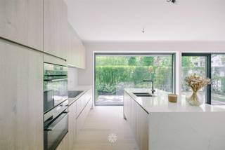 <p><span>GENT</span><span>- Instapklaar één-slaapkamer appartement in een kleinschalige residentie te koop nabij station Gent-Sint-Pieters</span></p><p><span> </span></p><p><span>Gelegen langs de Kortrijksesteenweg te Gent, vinden we dit instapklare gelijkvloersappartement met één slaapkamer in de luxeresidentie Huize Stella, ontworpen door CAAN Architecten.</span></p><p><span>Met Huize Stella kiest u voor een unieke woonbeleving waarin architectuur, natuur en comfort elkaar versterken. De residentie sluit naadloos aan bij het historische stadsgezicht en is ingebed in een groen woonerf met nieuw aangeplante bomen en een prachtige gemeenschappelijke tuin. </span></p><p><span>Grote raampartijen, maximale privacy en een hoogwaardige afwerking zorgen voor een uitzonderlijk wooncomfort. Daarnaast geniet het appartement van een aantal gemeenschappelijke faciliteiten zoals extra berging en aangelegde parktuin.</span></p><p><span> </span></p><p><span>De belangrijkste toeven</span></p><ul><li><span>Kleinschalige residentie van zes appartementen</span></li><li><span>Volledig instapklaar (dient enkel nog geschilderd te worden)</span></li><li><span>Zuid geörienteerd terras omringd door groen</span></li><li><span>Verkoop onder registratierechten</span></li><li><span>Vlotte verbinding met zowel openbaar vervoer als wagen</span></li><li><span>Inclusief </span><span>twee ruime private bergingen</span></li><li><span>Op wandelafstand van het Citadelpark</span></li><li><span>Kwalitatief gebruik van materialen met uitgeruste badkamer en keuken</span></li><li><span>Ideaal zowel voor eigen bewoning als investering</span></li></ul><p><span> </span></p><p><span> </span></p><p><span>Indeling</span></p><p><span>Het appartement verwelkomt u via de inkomhal met aparte technische berging, aansluitend de lichtrijke leefruimte voorzien van grote raampartijen met een open keuken, een aparte slaapkamer met ensuite badkamer (lavabo, douche en bad)</span></p><p><span>Tot slot beschikt het appartement nog over een ondergrondse kelderberging en bovengrondse berging als extra opslagplaats.</span></p><p><span> </span></p><p><span> </span></p><p><span> </span></p><p><span>Belangrijk:</span></p><p><span>Richtprijs: 449.000EUR</span></p><p><span>EPB: 45 kWh/m²jaar E23</span></p><p><span> </span></p><p><span>Neem contact op met Axel Lenaerts Makelaars voor een bezoek via <span>zoe@axellenaerts.be</span></span><span> of 09/245 24 24</span></p><p><span> </span></p><p><span> </span></p><p><span> </span></p><p><span> </span></p>