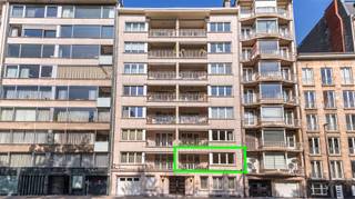 <p>Op een absolute toplocatie aan het Antwerpse Stadspark bevindt zich dit bijzonder elegante appartement op de eerste verdieping van de karaktervolle Residence Longchamps. Een unieke combinatie van grandeur, authentieke details, verfijnd design en hedendaags comfort.</p><p>Het zonnige terras aan de voorzijde biedt een prachtig groen uitzicht over het Stadspark en vormt één van de absolute troeven. Binnen zorgen de eiken visgraatparket, originele radiatorkasten met messing roosters en gerestaureerde dressingkasten voor een tijdloze uitstraling. Een authentiek luik van het voormalige dienstliftje vormt een bijzonder stukje geschiedenis.</p><p>De stijlvolle Boffi-keuken beschikt over een natuurstenen werkblad en hoogwaardige Gaggenau-apparatuur, aangevuld met een Amerikaanse koelkast van Bosch en geïntegreerde vaatwasser van Miele, Aansluitend zijn er een berging met balkon en afzonderlijk washok.</p><p>De nachthal leidt naar drie slaapkamers, dressing, gastentoilet en badkamer. De master bedroom ligt rustig aan de achterzijde en heeft een eigen terras en directe toegang tot de badkamer. De tweede slaapkamer charmeert met Franse ingemaakte kastdeuren.</p><p>Het appartement beschikt tevens over een privatieve zolderkamer en kelderberging.</p><p>Residence Longchamps dateert uit 1957 en ademt de elegante sfeer van het Antwerpen van weleer. Een zeldzame stadsresidentie voor wie authenticiteit, design, ruimte en een uitzonderlijke ligging weet te waarderen.<br /> </p>