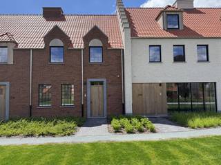 YES! Voor dit pand kan je zélf een afspraak inboeken! Ga naar de advertentie op onze website www.justwonen.be en plan meteen je afspraak in.<br /><br />Héél soms kom je ergens waar je je instant thuis voelt. <br />Klinkt verdacht romantisch voor deze makelaar hè? Tja, soms klopt het plaatje gewoon.<br /><br />Dit is namelijk niet zomaar het zoveelste nieuwbouwproject, maar een prachtig woonerf dat met veel zorg en oog voor detail werd ingericht. En vooral: waar de authentieke sfeer van ons dorp heel mooi in de verf wordt gezet. <br /><br />Je woont (letterlijk) onder de kerktoren, in ’t groen en volledig autovrij. <br /><br />Indeling:<br />De inkomhal – met gastentoilet – brengt ons in de woonkamer. Rechttoe rechtaan, en dus heel gemakkelijk in te richten. Heb je trouwens gespot dat elk raam uitkijkt over ’t groen? Aansluitend vinden we de open keuken die afgewerkt werd met – hoe kan het ook anders – lichte en trendy materialen. Veel bergruimte, groot aanrecht en een gezellig zicht op je tuin. <br /><br />Naast de keuken vind je de wasplaats én… verrassing: er is nog een deur die leidt naar een erg grote kelder. Ideaal als opslag, zowel voor je voorraad naast de keuken, maar ook voor de batterij van je elektrische fiets, etc. Want deze kelder geeft dan weer toegang naar de gemeenschappelijke parkeergarage, waar je een (extra grote) parkeerplaats naast de deur hebt. <br /><br />Dat had je niet zien aankomen hè? By the way, ook ons niet-meer-zo-piepjonge-publiek hoeft zich geen zorgen te maken: er is een lift naar de parkeergarage.<br /><br />Verder zijn er in de woning 3 ruime slaapkamers, en een badkamer met dubbele wastafel en inloopdouche. Het toilet is dan weer apart.<br /><br />Ook de tuin werd met veel zorg aangelegd, zodat ‘ie perfect bij het huis past. Geen gedoe met de grasmaaier, maar een groot terras en wat gezellige plantborders. Je beschikt nog over een tuinhuis mét een toegang via de achterzijde, dus ook hier kan je de fiets kwijt. <br /><br />Jawel, we geven het toe: wij zijn fan. <br />(En nee hoor, dat zeggen wij heus niet bij élk huis 😉)
