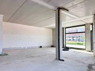 Bent u op zoek naar een strategisch gelegen commerciële ruimte in het hart van Lier?<br /><br />Binnen het stijlvolle project <strong>Het Academisch Kwartier </strong>bieden wij een <strong>casco handelsruimte van 110,80 m²</strong> te koop aan, gelegen op het gelijkvloers met <strong>zicht op het publiek toegankelijke binnenplein Willem I-plein (in aanleg)</strong>.<br />Dankzij de casco oplevering geniet u van volledige vrijheid om de indeling en afwerking af te stemmen op uw activiteit.<br /><br />De commerciële ruimte maakt deel uit van <strong>De Lesselier</strong>, de tweede fase van Het Academisch Kwartier. Dit hedendaags woonproject bevindt zich pal in het centrum van Lier, tussen de gerenoveerde Normaalschool en nieuwe groene stadspleinen.<br /><br />De site combineert historische charme met moderne architectuur en duurzaamheid. Dankzij de ondergrondse parkeergarage, fietsenstallingen en de autoluwe inrichting van de omgeving is het hier aangenaam ondernemen.<br /><br />Bent u ondernemer of investeerder en wilt u uw zaak vestigen op een toekomstgerichte toplocatie in Lier?<br /><br />Contacteer ons voor meer informatie, plannen of een vrijblijvend gesprek op het nummer <strong>03/337.50.70</strong> of <strong>info@vbvastgoed.be</strong>. 