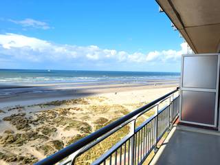 2-slaapkamer appartement voorzien van terras voor- en achteraan met panoramisch zicht op zee en het hinterland te koop.Dit deels gerenoveerd...
