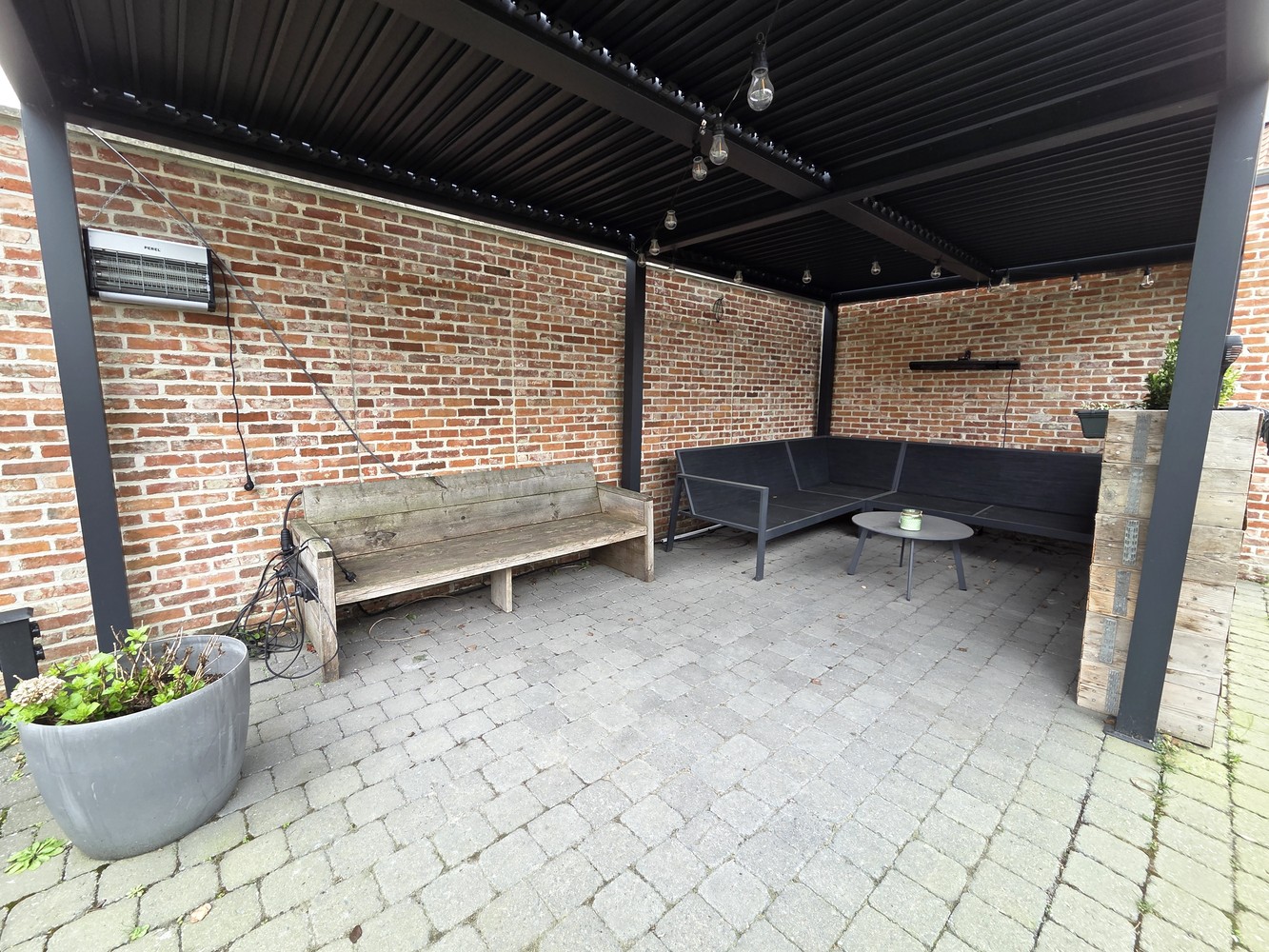 Zeer ruime woning, 3 tot 5 slaapkamers, 2 badkamers, volledig vernieuwd met ruim bijgebouw - foto 3