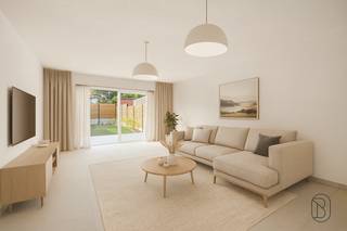 Deze energiezuinige nieuwbouw (koop nog aan 6% BTW!) met carport (wordt nog geplaatst) is afgewerkt met kwalitatieve materialen en biedt mooie, grote ruimtes die zorgen voor een luxueus en comfortabel woongevoel. Er is op niets bespaard om aan de hoogste normen te voldoen, zowel qua energieprestaties als afwerkingsgraad. Gelegen pal in het CENTRUM van Deerlijk. Een uniek project dat klaar is om uw verwachtingen te overtreffen! INDELING: inkom en traphal (afgewerkte mooie trap), handige grote berging/technische ruimte (warmtepomp GEOTHERMIE!), apart toilet, gezellige grote lichtrijke leefruimte met open geïnstalleerde keuken met EILAND, zeer grote extra berging, terras en tuin met carport worden nog aangelegd. Op het 1ste verdiep bevinden zich 2 ZEER GROTE kamers, en badkamer (ligbad en douche). Op het 2de verdiep zijn er terug 2 slaapkamers en een douchekamer. Bezoek na afspraak met IMMO BEGUIN: info@immobeguin.be<br />Dit zoekertje omvat enkele AI-gegenereerde visualisaties.