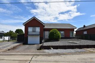 <p><span>NIEUW BIJ ANIMO VASTGOED!</span></p><p><span>Charmante en ruime splitlevel woning op een toplocatie vlak bij de Paalse Plas en E313</span></p><p><span>In het mooie en rustig gelegen Paal vinden we deze karaktervolle, vrijstaande gezinswoning uit 1967. Gelegen op een royaal perceel van maar liefst 09a 48ca, biedt dit eigendom de ultieme balans tussen rust, natuur en een uitstekende bereikbaarheid. De ligging is werkelijk een droom: op een steenworp afstand van de Millennium Golf en de Paalse Plas met zijn prachtige wandelroutes, én tegelijkertijd geniet u van een zeer vlotte verbinding met de op- en afritten van de E313. Hier woont u in een oase van groen, zonder in te boeten op mobiliteit.</span></p><p><span>Dankzij de doordachte splitlevel-architectuur geniet u binnen van een speelse indeling en een uiterst aangename ruimtebeleving. Bij het binnenkomen valt meteen op hoe de grote raampartijen de hele woning hullen in een zee van natuurlijk daglicht. De gezellige, mooie keuken vormt het hart van het huis voor wie van koken houdt; het prachtige, rustgevende uitzicht op de grote, groene tuin nodigt hier elke dag opnieuw uit tot kokerellen. Via de nachthal bereikt u het verhoogde slaapgedeelte, waar drie volwaardige en comfortabele slaapkamers liggen, stuk voor stuk slim uitgerust met praktische, ingebouwde muurkasten.</span></p><p><span>Ook op technisch vlak is de woning klaar voor de toekomst. Met de reeds vernieuwde PVC-ramen (voorzien van rolluiken rondom) en een moderne, vernieuwde verwarmingsinstallatie op gas, beschikt dit huis over een gunstig EPC. U bent hier dan ook volledig vrijgesteld van de renovatieverplichting, wat zorgeloos wonen vanaf dag één betekent. Als kers op de taart is de woning volledig onderkelderd. Deze enorme extra troef biedt niet alleen ontzettend veel opbergruimte, maar herbergt ook een zeer ruime, praktische wasplaats met 2de toilet en een handige inpandige garage.</span></p><p><span>Kortom: een perfect onderhouden, lichtrijke open bebouwing met een prachtige tuin op een absolute toplocatie voor zowel natuurliefhebbers, pendelaars als sportievelingen. Mis deze unieke kans niet en plan snel uw bezoek!</span></p>