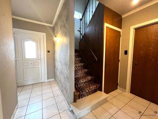 Op zoek naar een ruime woning in Hamme waar je nog je eigen ding mee kan doen? Dan is dit misschien iets voor jou.Deze stevig gebouwde gezinswoning...