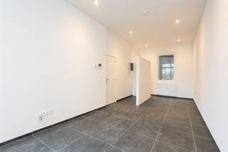 <p><span> </span></p><p><span>Un espace de bureau dont vous n'avez pas à vous soucier est un excellent investissement, surtout lorsqu'il est situé à Anvers Sud ! L'excellente situation en termes de mobilité et la proximité du Palais Butterfly offrent de nombreuses opportunités.</span></p><p><span> </span></p><p><span>Ce bureau prêt à l'emploi se trouve au rez-de-chaussée d'un petit immeuble bien entretenu à la façade blanche et propre, au 69 Brusselstraat. Vous entrez dans le hall d'entrée commun, avec un sol carrelé gris clair et un escalier en bois d'origine à l'arrière. Immédiatement à droite, vous entrez dans l'espace de bureau, où l'élégant carrelage bleu foncé se distingue, tout comme la lumière qui y pénètre agréablement et la vue sur le palais des papillons et un parc naturel. Dès l'entrée, sur la gauche, vous disposez d'une alcôve séparée où vous pouvez ranger vos manteaux, que vous pouvez facilement fermer avec un joli rideau, par exemple. Mais vous pouvez tout aussi bien utiliser cette pièce spacieuse comme espace de rangement, car vous disposez également d'une cave sèche de 5 m² !</span></p><p><span> </span></p><p><span>Grâce à la hauteur des plafonds, vous disposez également d'un espace de bureau qui donne l'impression d'être spacieux.  Au fond, vous avez une autre pièce séparée avec des toilettes suspendues, un lavabo, un miroir et un sèche-serviettes, et la chaudière à condensation est également cachée ici.</span></p><p><span>De là, vous avez accès à la petite cour d'environ 3 m² orientée vers l'est, où vous pouvez installer une chaise et une grande plante, par exemple.</span></p><p><span> </span></p><p><span>En face du palais des papillons, près de la place de l'ardoise et du trône</span></p><p><span>Vous occupez une position centrale au sud, avec le Palais des papillons comme voisin d'en face. Les Leien sont proches, tout comme la bretelle d'autoroute et le Singel. Sur Troonplaats et dans les rues avoisinantes, vous trouverez de nombreux établissements de restauration et commerces de proximité, et le campus de la KdG College Zuid se trouve juste au coin de la rue. En ce qui concerne les transports en commun, vous n'avez que l'embarras du choix : vélo-station, bus ou tram ?</span></p><p><span> </span></p><p><span> </span></p>