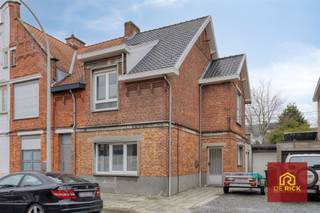 This three fronted home is located in quiet Tulpstraat, very central in Aalst.
