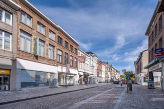 <p>Interesse in dit pand? Neem voor bijkomende informatie of het maken van een afspraak rechtstreeks contact op met Roeland Hilderson via <strong>+32 495 19 30 82</strong> of <strong>roeland@copandi.be</strong>.</p><p>Ben je op zoek naar een ruim handelspand op een uitstekende locatie in het centrum van Mechelen? Dan is dit veelzijdige gelijkvloerse handelspand een unieke opportuniteit voor ondernemers die op zoek zijn naar zichtbaarheid, ruimte en tal van mogelijkheden.</p><p>Het pand beschikt over een ruime commerciële voorruimte van meer dan 50 m² die dankzij de open indeling perfect geschikt is als winkel, showroom of ontvangstruimte. Aansluitend bevindt zich een tweede polyvalente ruimte van ruim 23 m² die flexibel kan worden ingericht als extra verkoopruimte, kantoor of werkruimte.</p><p>Achteraan bevindt zich een bijzonder ruime keuken of atelier van bijna 48 m², waardoor het pand zich uitstekend leent voor horeca, catering, voedingszaken of andere commerciële activiteiten die extra werkruimte vereisen. Daarnaast zijn er twee afzonderlijke toiletten en een inkomhal aanwezig, wat zorgt voor extra comfort voor zowel klanten als medewerkers.</p><p>Dankzij de centrale ligging in Mechelen, de royale oppervlaktes en de flexibele indeling vormt dit handelspand de ideale uitvalsbasis voor uiteenlopende commerciële activiteiten. Een uitstekende opportuniteit voor ondernemers die hun zaak willen vestigen op een goed bereikbare locatie.</p><p>✅ Gelijkvloers handelspand op commerciële ligging<br />✅ Ruime winkelruimte van ca. 52 m²<br />✅ Extra polyvalente ruimte van ca. 23 m²<br />✅ Achterliggende keuken/atelier van ca. 48 m²<br />✅ Twee aparte toiletten<br />✅ Veel mogelijkheden voor diverse handelsactiviteiten</p>