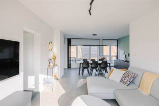 Op zoek naar een lichtrijk en instapklaar appartement te koop in het centrum van Buggenhout? Ontdek dan zeker dit pareltje! De belangrijkste troeven...