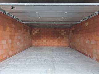 LOKEREN - Garagebox Te Huur op een boogscheut van het centrum Interesse in een ruime garage te Lokeren? Dit zijn alvast de troeven:-40m²...