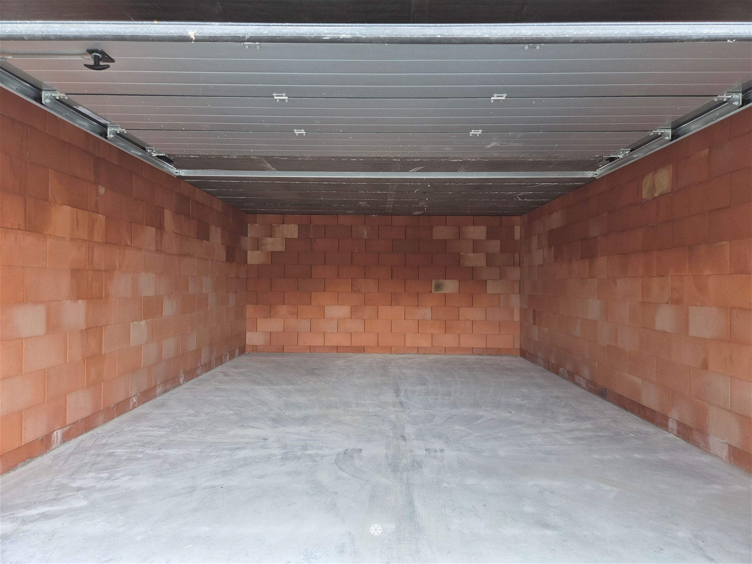 Ruime nieuwbouw garage (40m²) te huur in Lokeren - foto 2