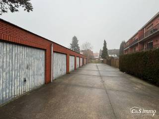 Enclosed garage for sale in the centre of Burcht on a quiet street. Manual gate. 5.5 m long, 2.9 m wide & 2.41 m passage. Height 2.1 m...