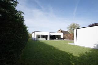 <p><span>EXCLUSIEF: Comfortabel wonen IN STIJL, denkt u aan een grote penthouse, maar wil u wonen in een rustige groene omgeving, bekijk deze exclusieve GELIJKVLOERSE villa!</span></p><p><span>Knappe energiezuinige moderne gelijkvloerse woonst + BIJGEBOUW in een aangename omgeving te Halle-Zoersel. </span></p><p><span>Luxueus wonen op de begane grond op ca 223m² met extra bijgebouw van 75m² als polyvalente ruimte, woon/werk situatie, zorgwoning,...</span></p><p><span>Dit eigendom is gelegen op een mooi stukje grond, opgeleverd in 2024, dus als nieuw, waarvan volledig het gelijkvloers is ingedeeld met inkomhal, toegang via smeedijzeren tussendeur naar de lichte leefruimte met uitzicht op de tuin en een open luxueuze ingerichte keuken met alle nodige inbouw toestellen, eveneens een dubbele vaatwasser, inductievuur, heteluchtoven, bordenverwarmer, 20m werkblad enz. Verder een ruime berging en wasplaats met technieken en aansluiting wasmachine/droogkast.</span></p><p><span>Groot schuifraam die toegang geeft tot het terras, aangelegde tuin met haag, grasrobot, volledig omheind en afgesloten met een automatische poort. </span></p><p><span>Alles is mooi afgewerkt van hoogstaande kwaliteit, opvallend zijn de plafondhoge glazen tussendeuren, ingemaakte kasten, mooie raamdecoratie, inbouwspots,... </span></p><p><span>Masterbedroom met dressing, automatische screens en ensuite badkamer met grote inloopdouche, lavabo, toilet,... deze slaapkamer heeft een schuifraam naar een open buitenruimte met privacy.</span></p><p><span>Verder op de riante nachthal is er een tweede en derde slaapkamer, waarvan 1 kamer vorzien is van een ingebouwd bureelmeubel, Er is een tweede badkamer met lavabo, douche en toilet. De slaapkamers en leefruimte zijn voorzien van airco via Daikin warmtepompsysteem (warm-koud).</span></p><p><span>Luxueuze afwerking met duurzame materialen, 16 zonnepanelen, HR TOP ketel op gas - vloerverwarming (hybride voorzieningen aanwezig), grote tegelvloer, HR+ beglazing in aluminium, stofzuigersysteem, alarmsysteem en CO² melder, gevelbepleistering Consteca, regenwaterput, E-peil 7!</span></p><p><span>Bijgebouw met overdekt terras, ideaal voor de laatste avondzon, 1 grote sectionaal poort met toegang tot een ruimte voor 2 wagens en een bijkomende polyvalente ruimte met groot raam naar de tuin, er zijn voorzieningen voor het inrichten tot kantoor/praktijkruimte, extra woonst,... momenteel in gebruik als fitness ruimte, er is drijfkracht in het bijgebouw.</span></p><p><span>Er is een vergunning voor het plaatsen van een zwembad.</span></p><p><span>Rustig gelegen met een goede verbinding naar uitvalswegen, in de omgeving van mooie fiets- en wandelroutes en nabij het dorp van Halle.</span></p><p><span>Instapklaar, prima onderhouden, contacteer ons voor bijkomende info en plan een bezoek!</span></p><p><span> </span></p><p><span> </span></p>