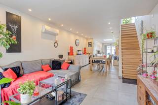 Deze gerenoveerde gezinswoning bevindt zich op een uitstekende locatie, dicht bij het winkelcentrum, openbaar vervoer, scholen en het park...