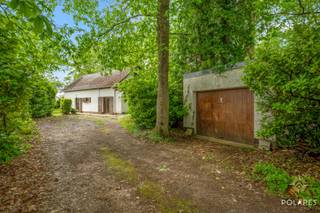 *** RESERVEER UW BEZOEK VIA WWW.POLARES.EU ***In een uitzonderlijk bosrijke en rustige omgeving bevindt zich deze vrijstaande woning uit het midden...