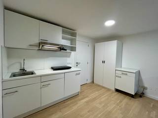 Deze energiezuinige studio (EPC-label B) werd in 2018 volledig gerenoveerd en is instapklaar. Gelegen in de Sint-Lambertusstraat in Heverlee geniet u hier van een uitstekende ligging vlakbij Leuven, met het station van Heverlee op wandelafstand en winkels, openbaar vervoer en faculteiten in de onmiddellijke omgeving.<br />De studio bevindt zich in een mooi en goed onderhouden gebouw en is achteraan rustig gelegen, met aangenaam zicht op de groene gemeenschappelijke tuin. De indeling bestaat uit een open kitchenette met eet-, leef- en slaapruimte in één harmonieus geheel en een aparte badkamer met douche, wastafel en toilet. De elektriciteit is conform, wat samen met het gunstige EPC-label zorgt voor extra comfort en energiezuinigheid.<br />Daarnaast beschikt u over een privatieve fietshaak in de afgesloten gemeenschappelijke fietsenberging en een ruime gemeenschappelijke keuken met gezellige zithoek, ideaal om te socializen. Vanuit deze ruimte heeft u toegang tot de prachtige, groene stadstuin.<br />Maandelijkse lasten: € 90, inclusief een provisie voor water- en verwarmingsverbruik. <br />Kortom, een ideale investering, perfect voor studerende kinderen of om zelf comfortabel en zorgeloos te wonen op een toplocatie nabij Leuven.